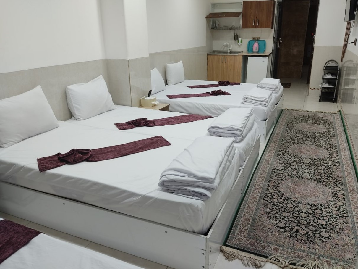 اتاق پذیرایی و آشپزخانه