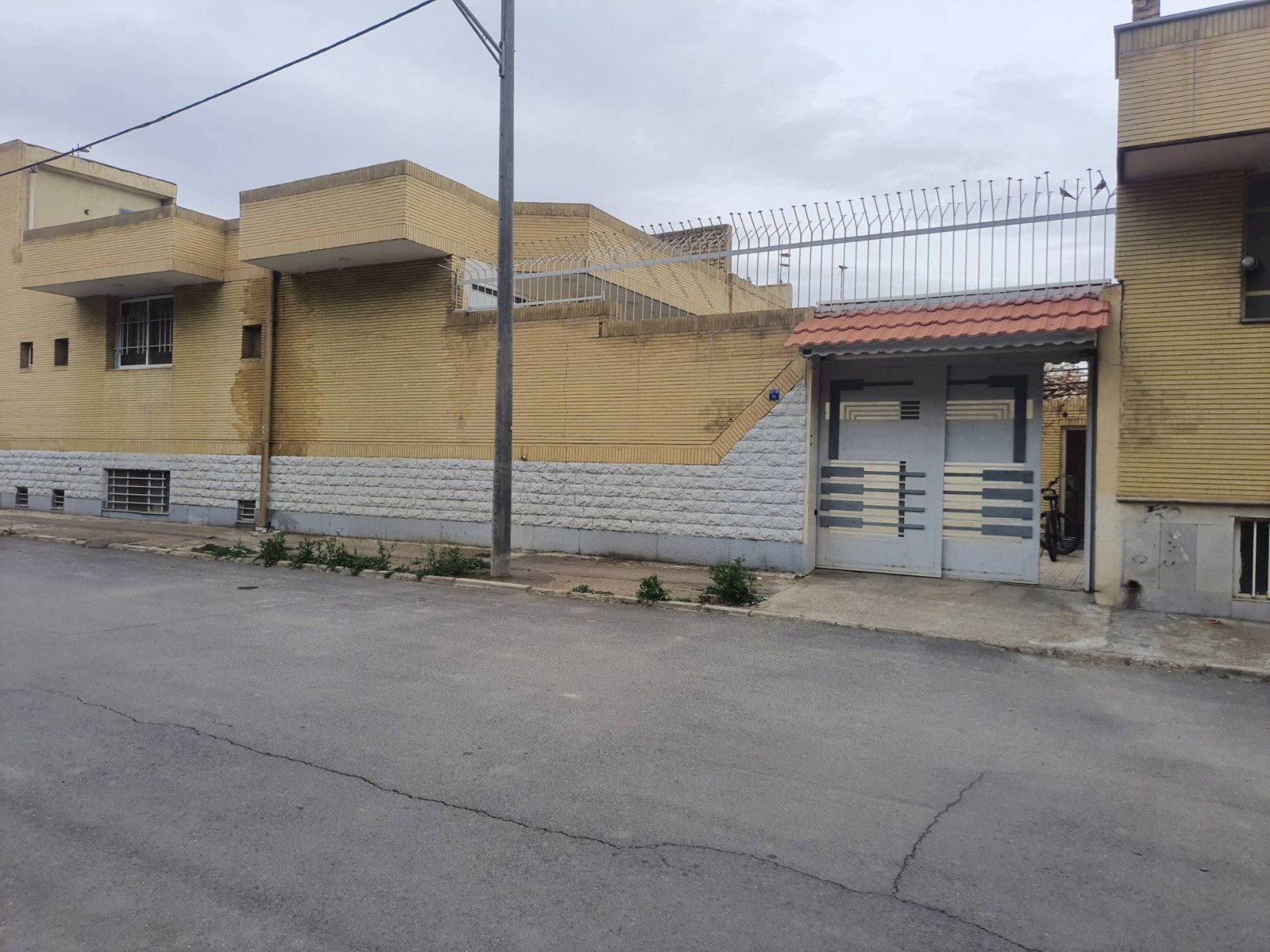 نمایی از ساختمان و درب ورودی به ساختمان ( درب ریموتی) نمایی از ساختمان و درب ورودی به ساختمان ( درب ریموتی)