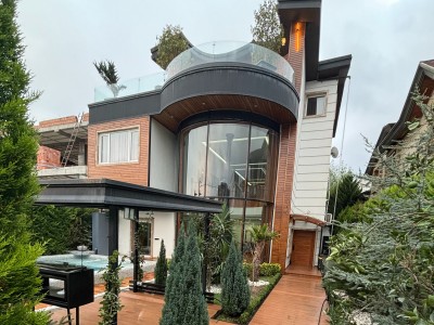 عمارت شیشه ای پنج خوابه استخردار جکوزی رو به جنگل