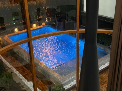 عمارت شیشه ای پنج خوابه استخردار جکوزی رو به جنگل عمارت شیشه ای پنج خوابه استخردار جکوزی رو به جنگل