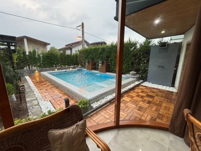 عمارت شیشه ای پنج خوابه استخردار جکوزی رو به جنگل عمارت شیشه ای پنج خوابه استخردار جکوزی رو به جنگل