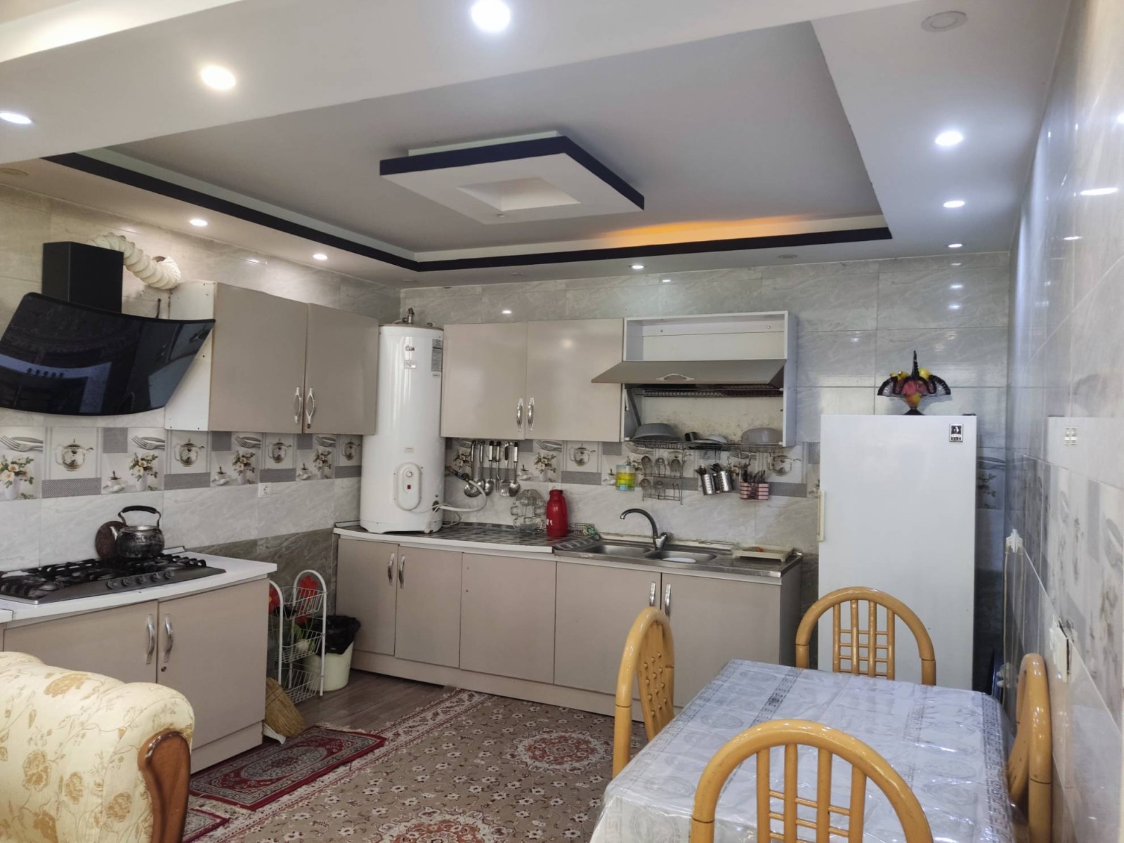 آشپزخانه دارای یخچال ،گاز،وسایل پخت وپز