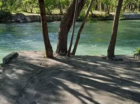 نمای بیرونی ساختمان وسکو لب اب زاینده رود نمای بیرونی ساختمان وسکو لب اب زاینده رود