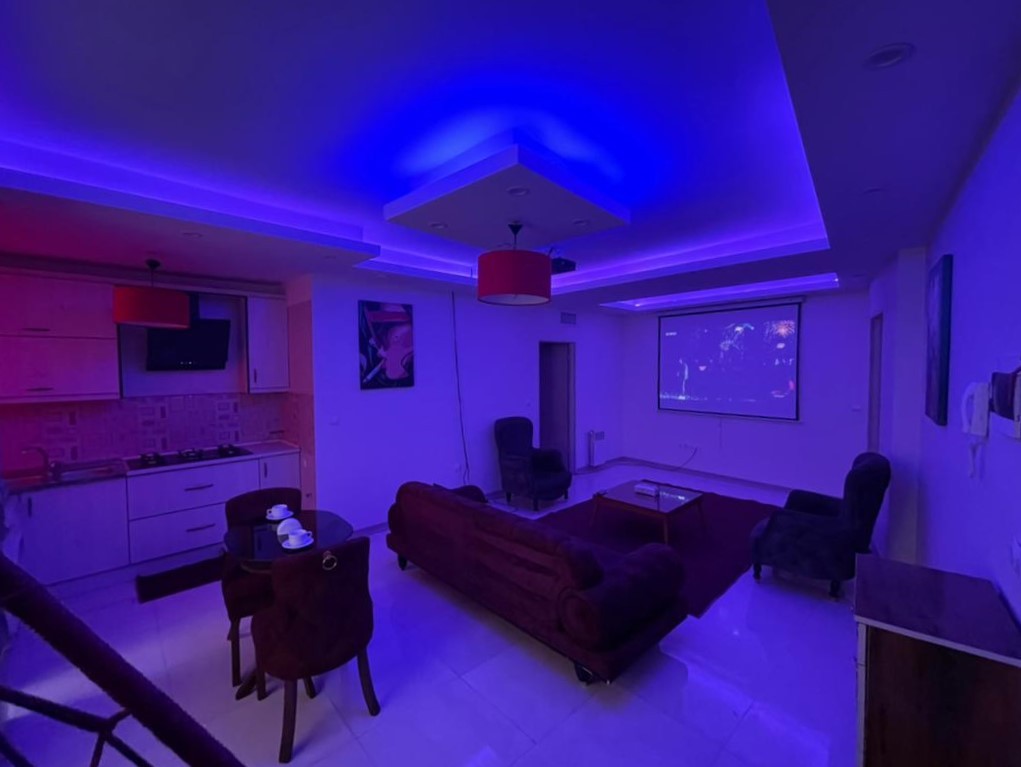 اتاق پذیرایی و آشپزخانه