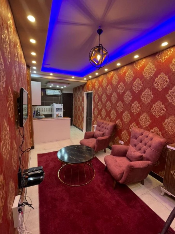 اتاق پذیرایی و آشپزخانه