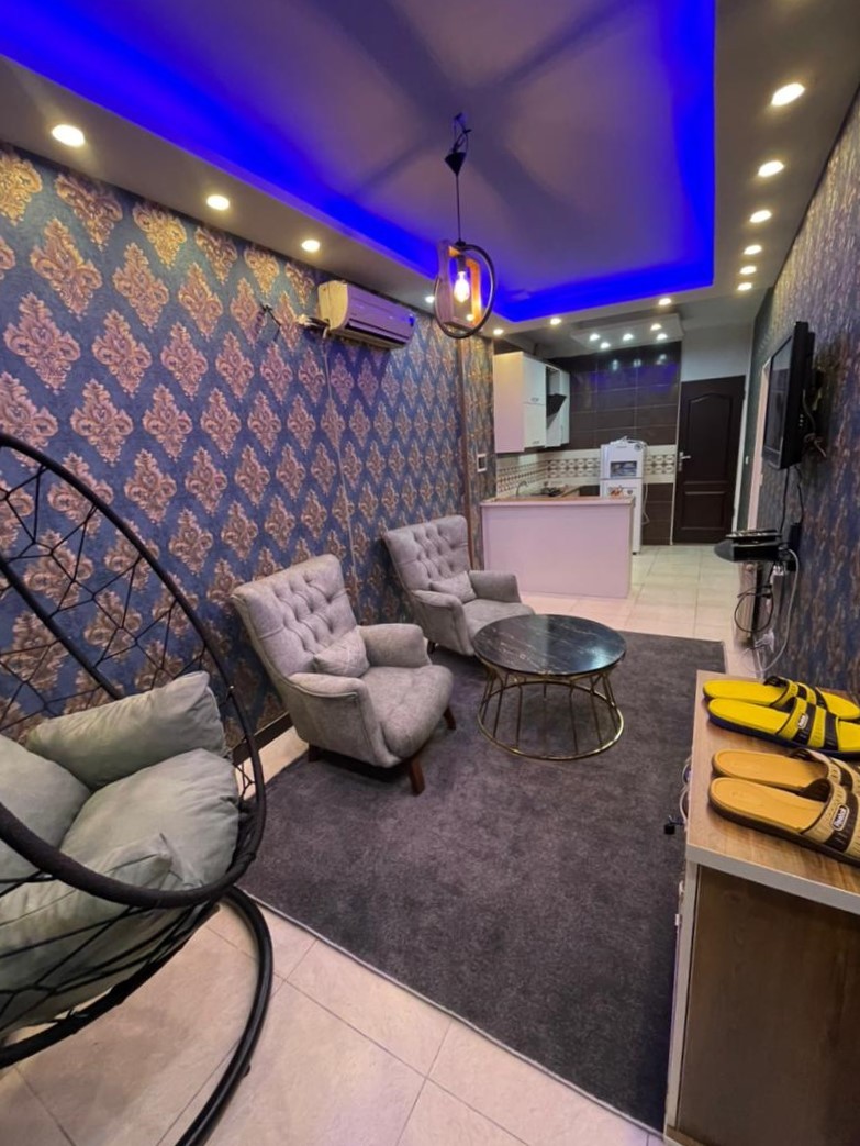 اتاق پذیرایی و آشپزخانه