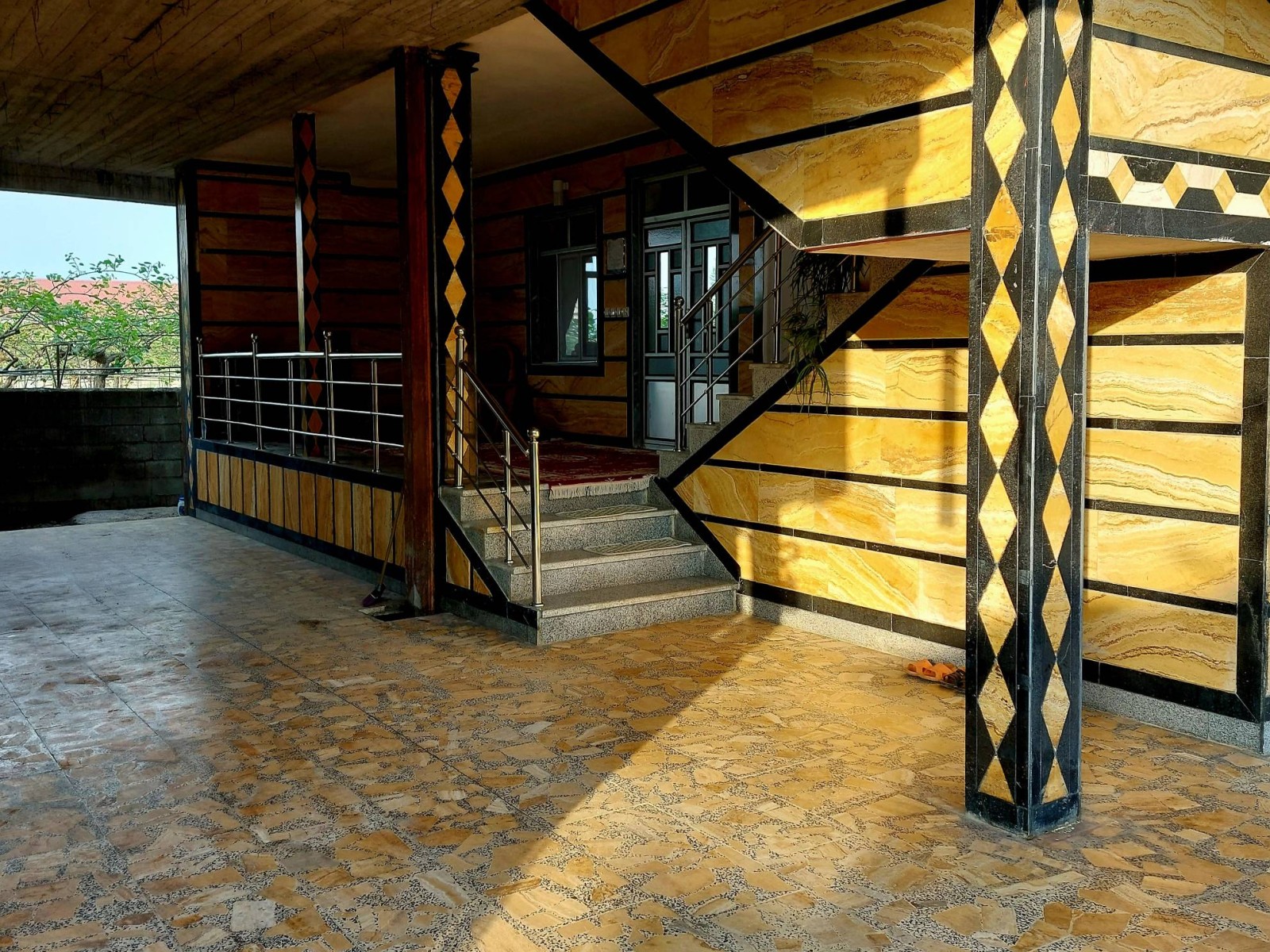 بیرون خانه بیرون خانه