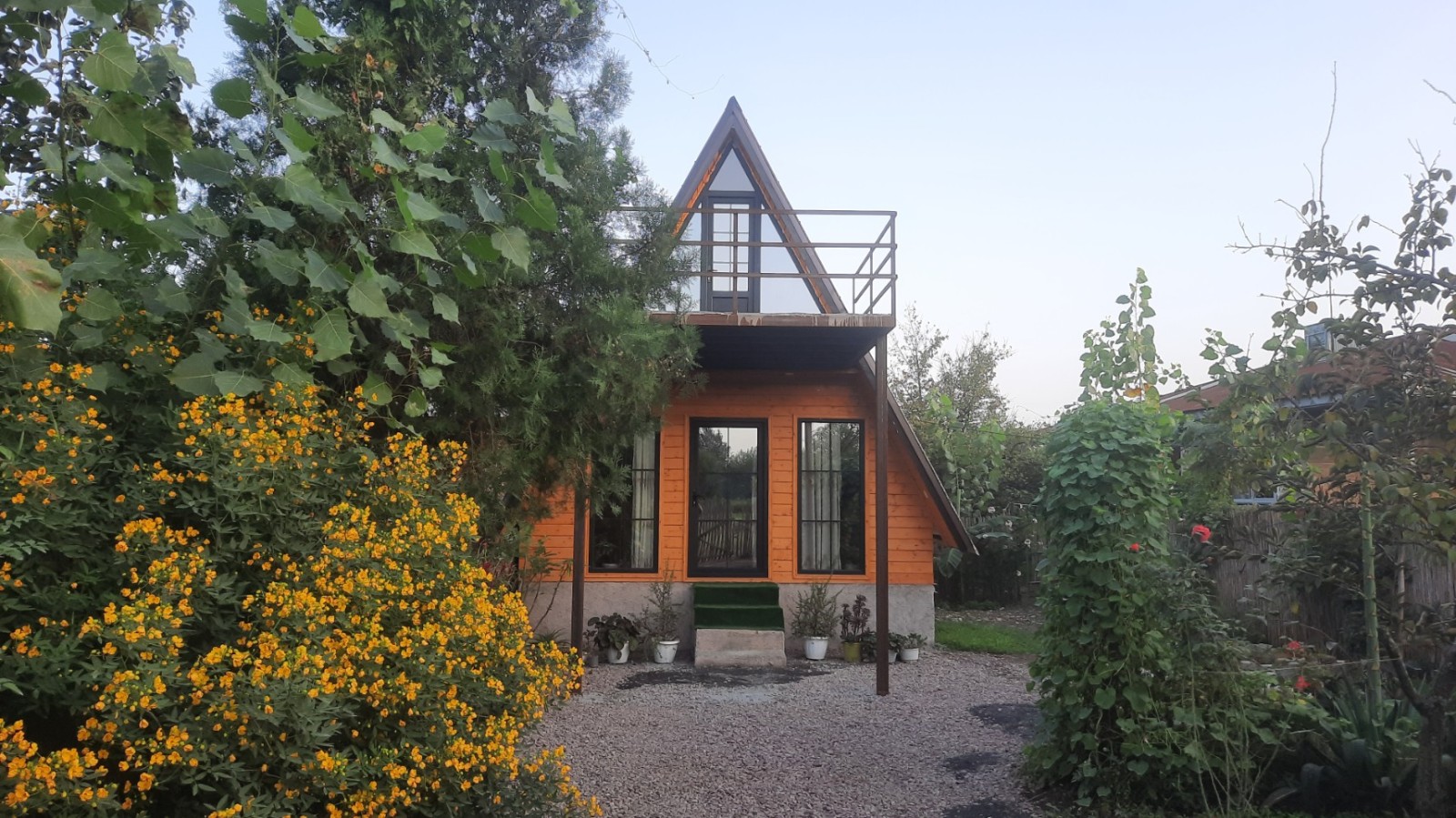 نمای بیرونی کلبه