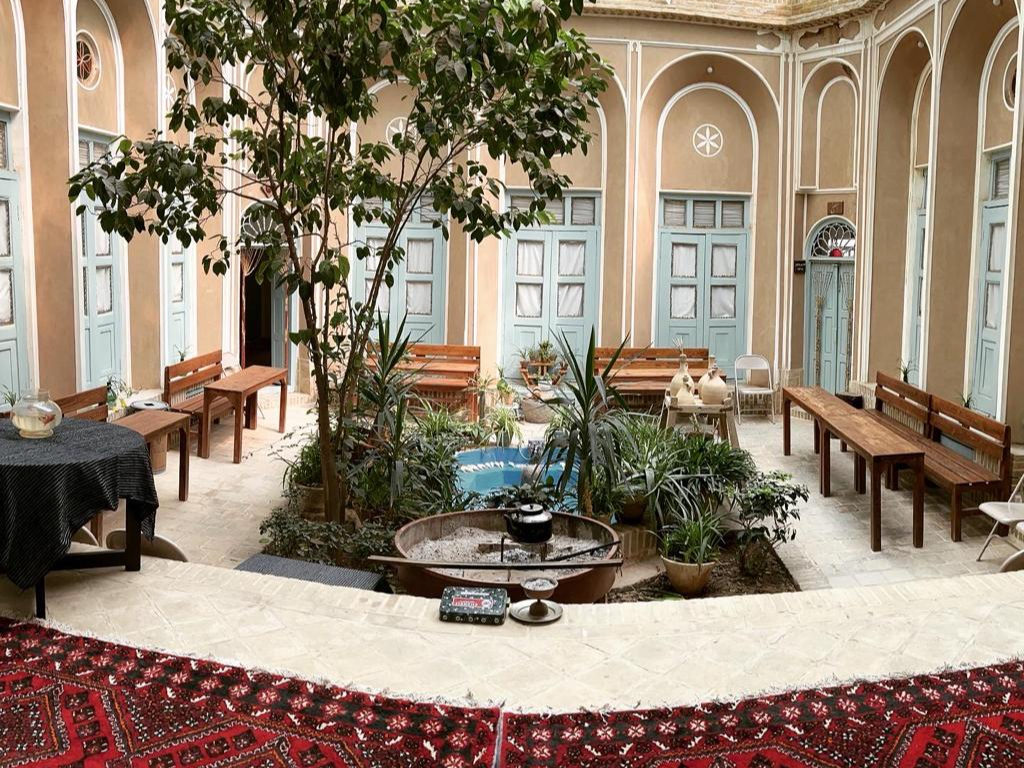 حیاط و تالار