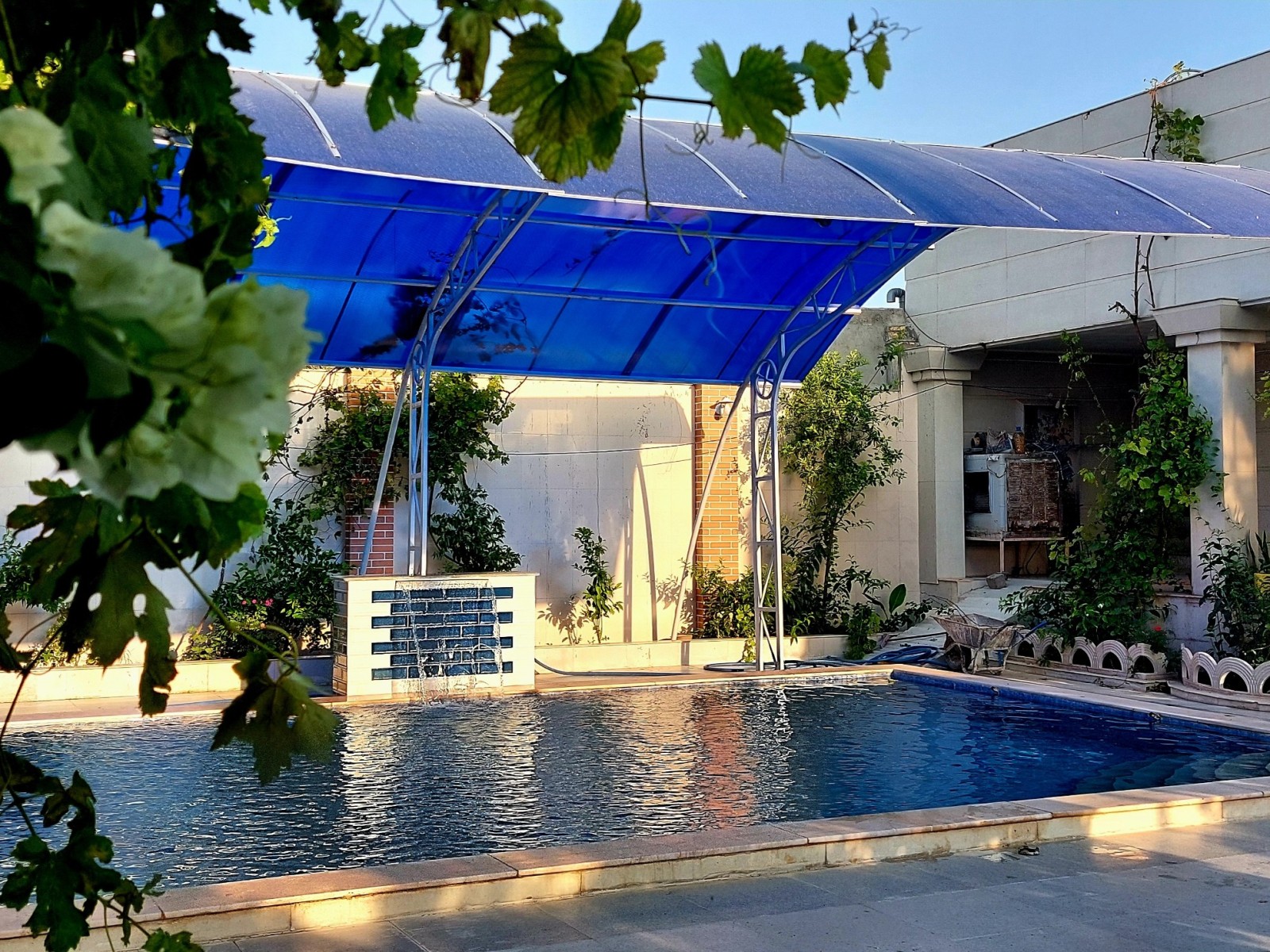 نمای بیرونی ساختمان و استخر نمای بیرونی ساختمان و استخر