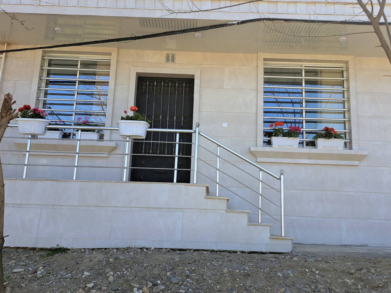 نمای ساختمان از سمت خیابان اصلی روستا نمای ساختمان از سمت خیابان اصلی روستا