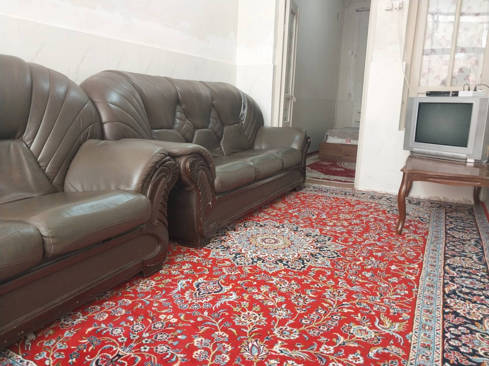 اتاق پذیرایی این عکس ازسالن و ورودی سالن میباشد