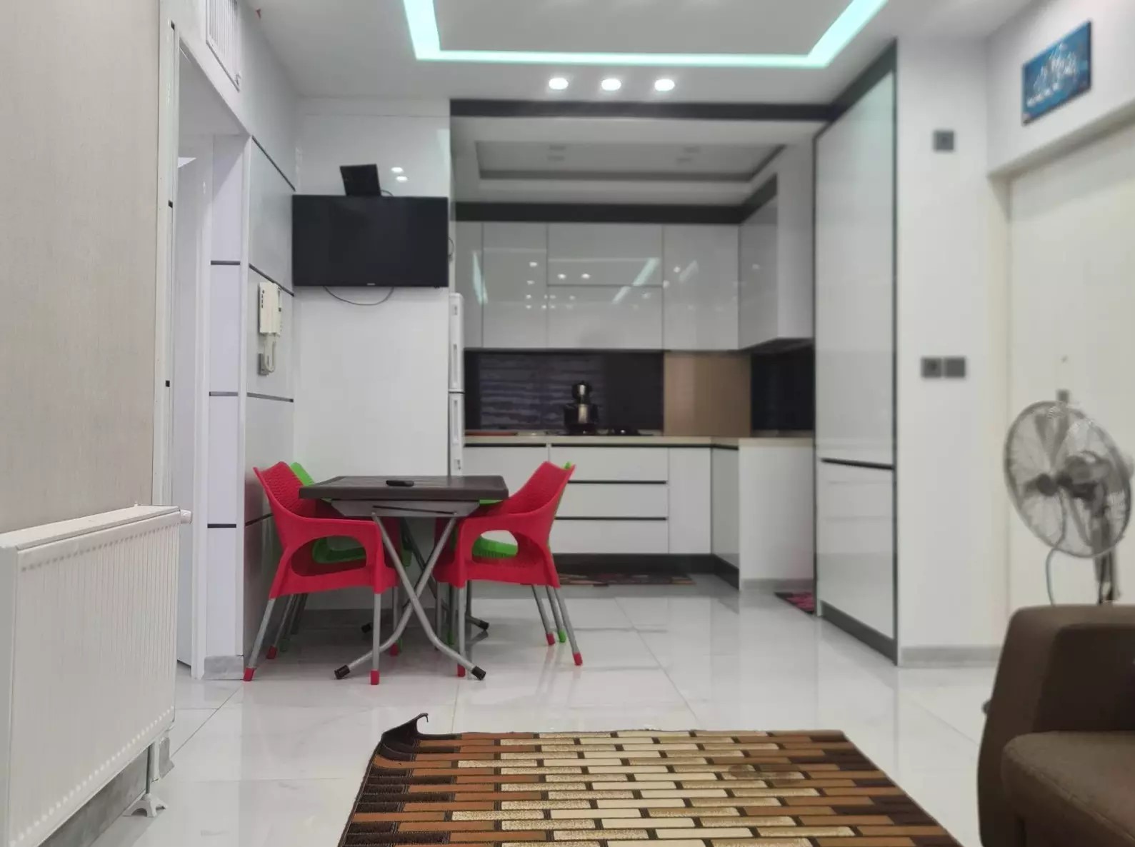 اتاق پذیرایی و آشپزخانه