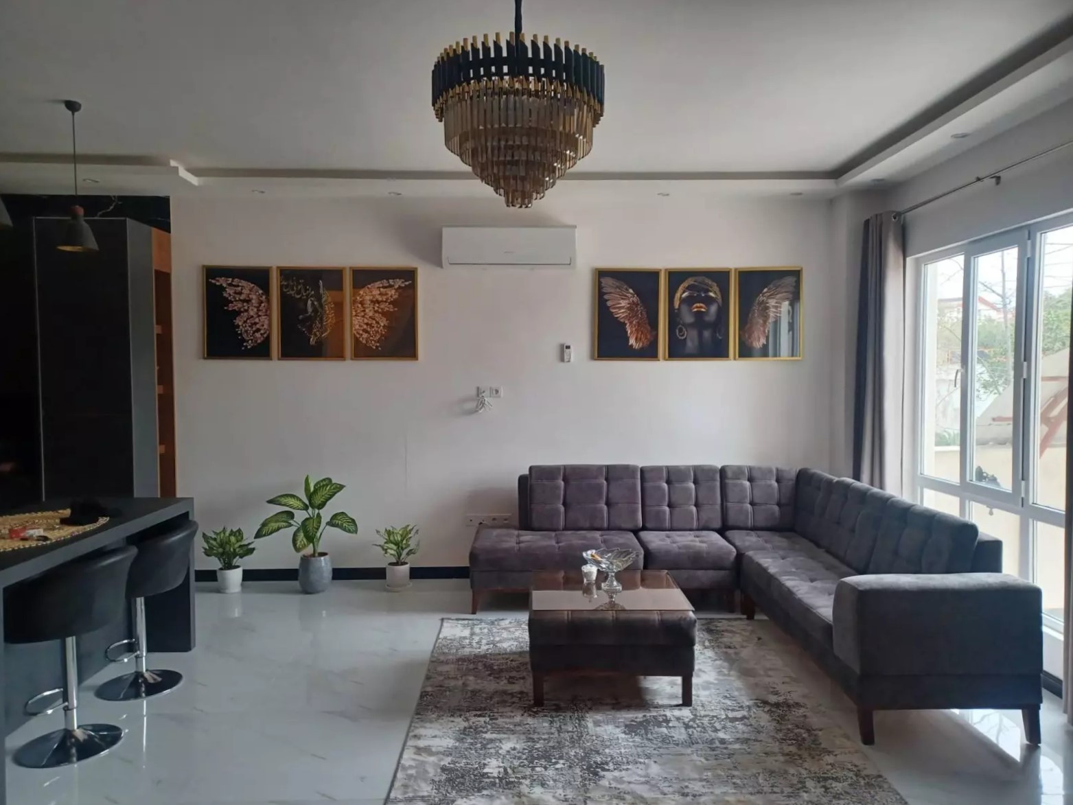 اتاق پذیرایی طبقه همکف