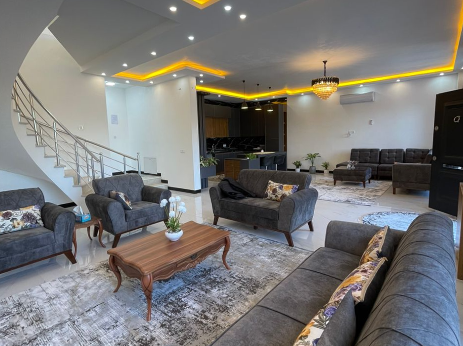 اتاق پذیرایی طبقه همکف