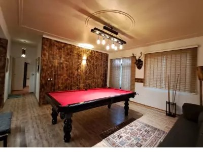 میز بیلیارد که در پذیرایی قرار دارد میز بیلیارد که در پذیرایی قرار دارد