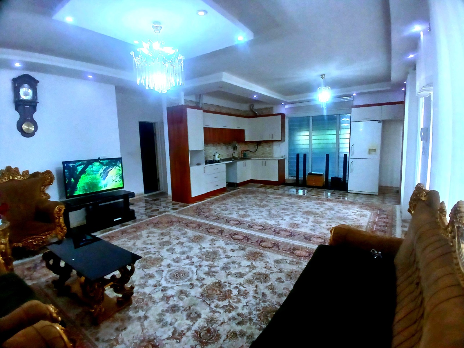 اتاق پذیرایی و آشپزخانه