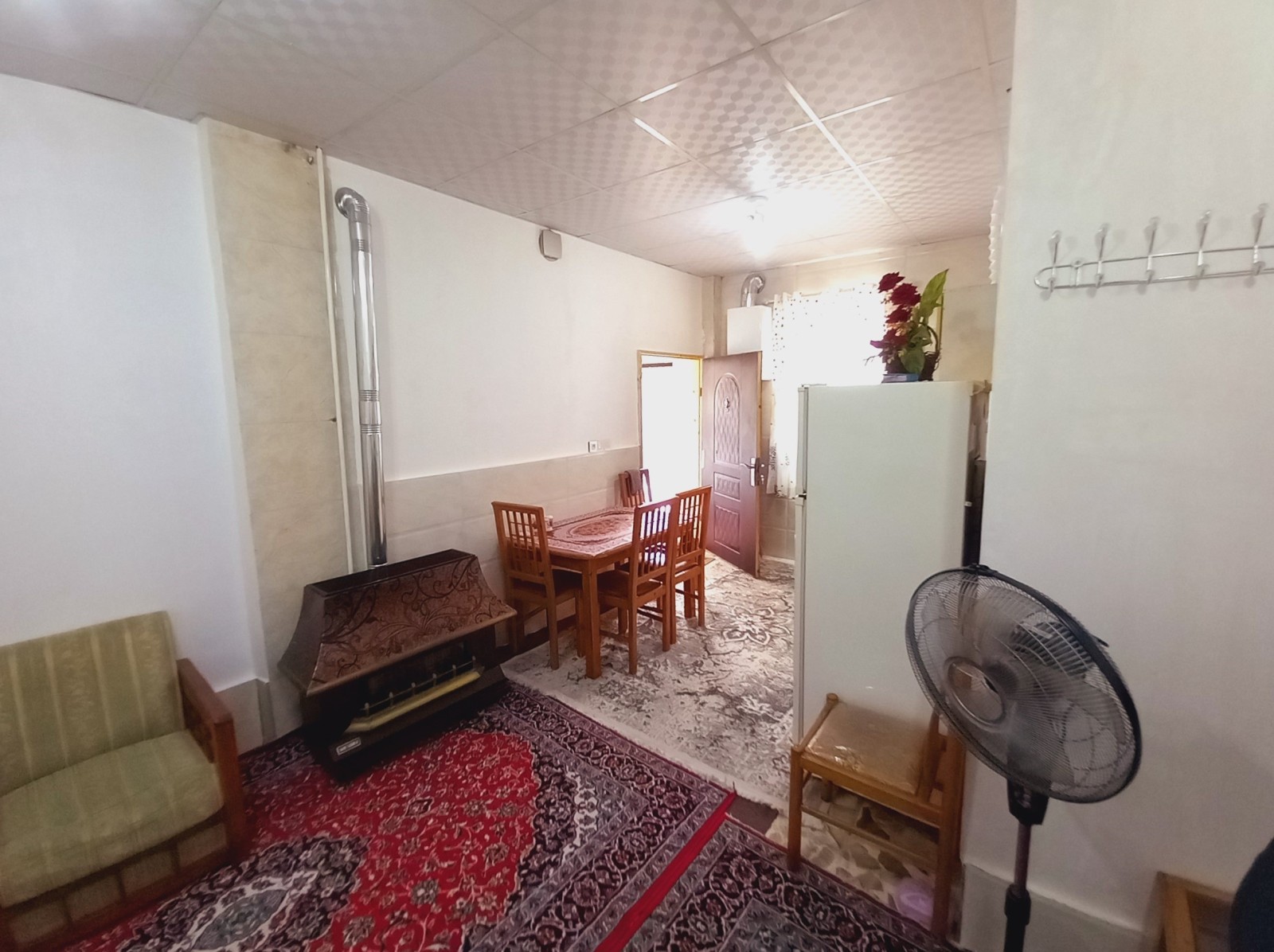 اتاق پذیرایی و آشپزخانه