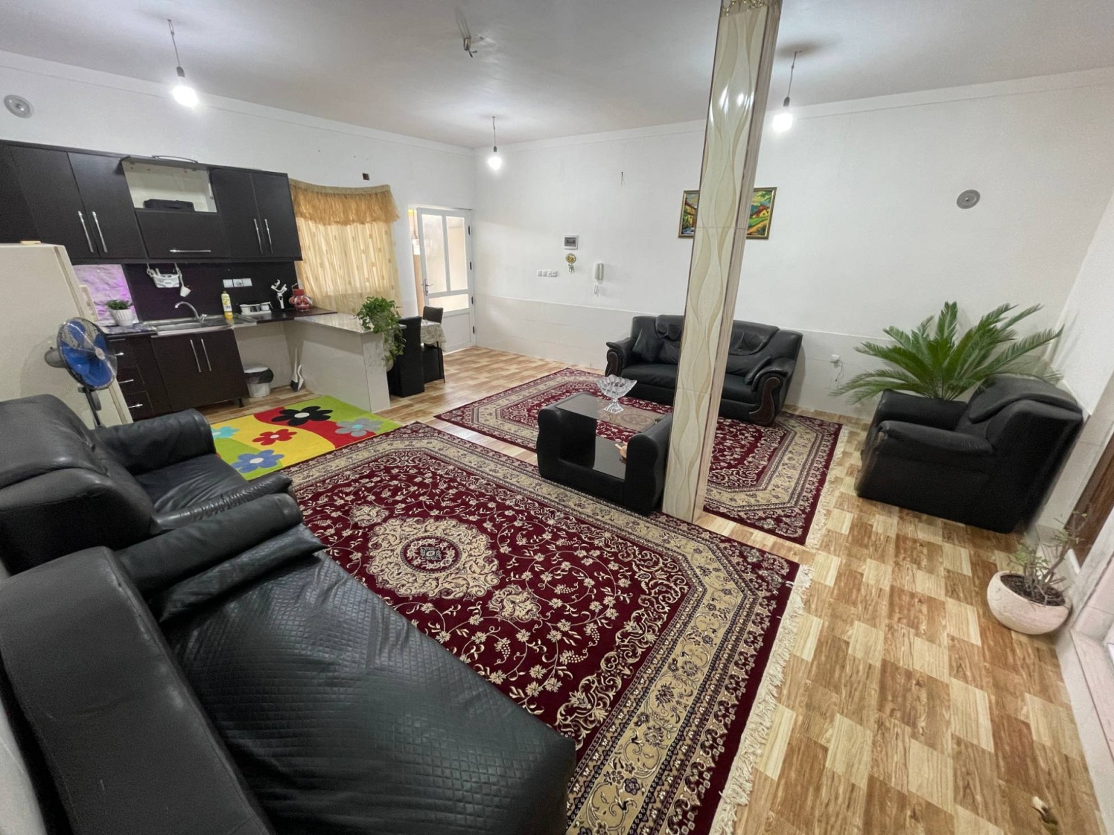 اتاق پذیرایی و آشپزخانه