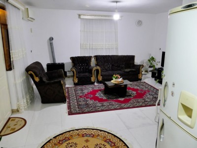 در حیاط ویلا پر از درختان میوه است