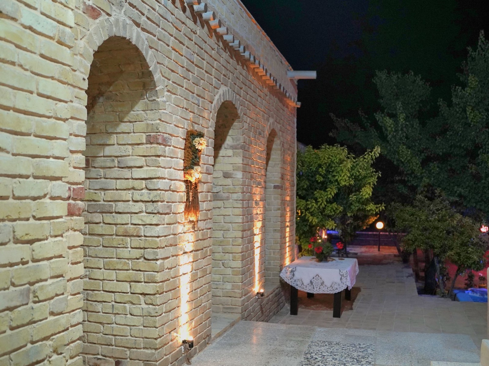 نمای بیرون اتاق سه دری