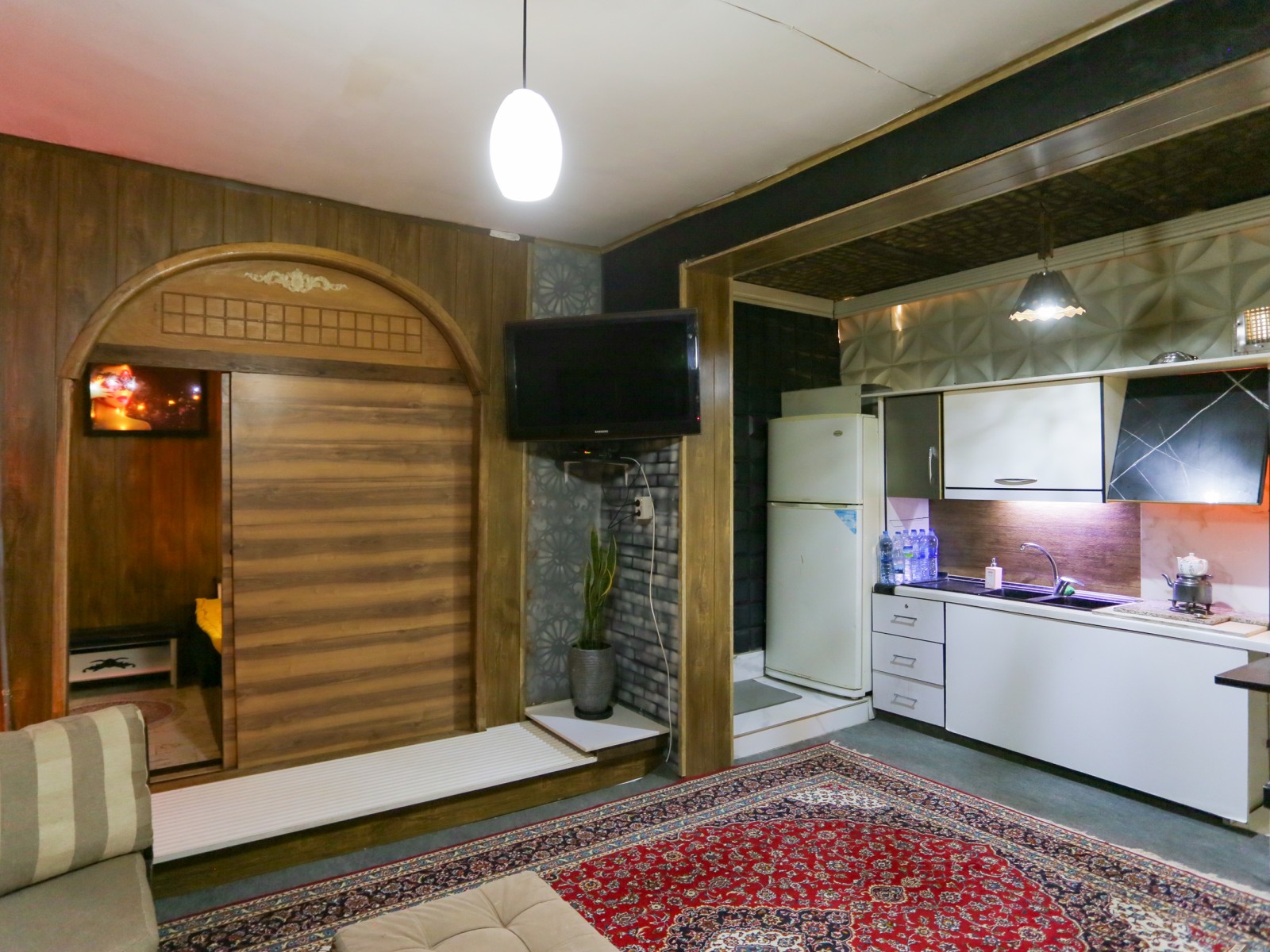 اتاق پذیرایی و آشپزخانه