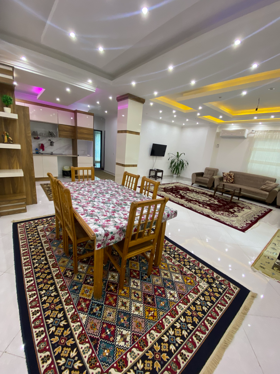 اتاق پذیرایی و آشپزخانه