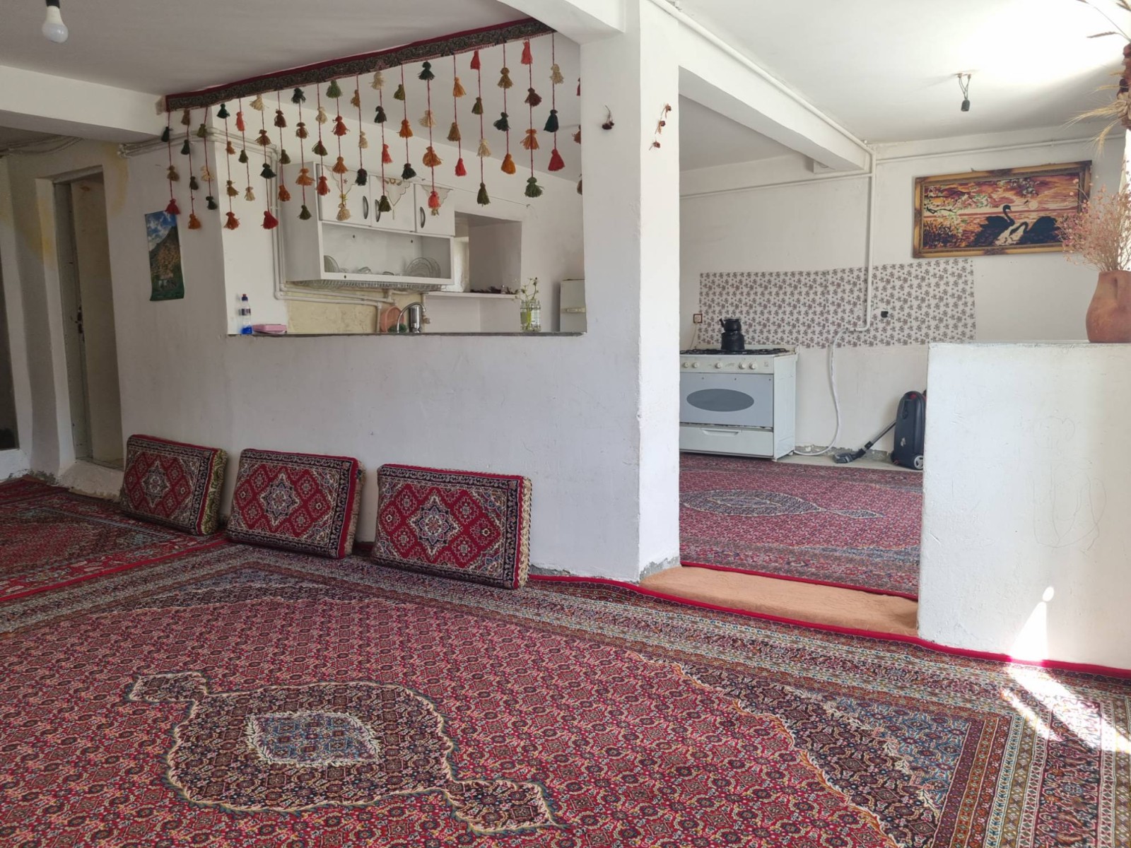 اتاق پذیرایی و آشپزخانه