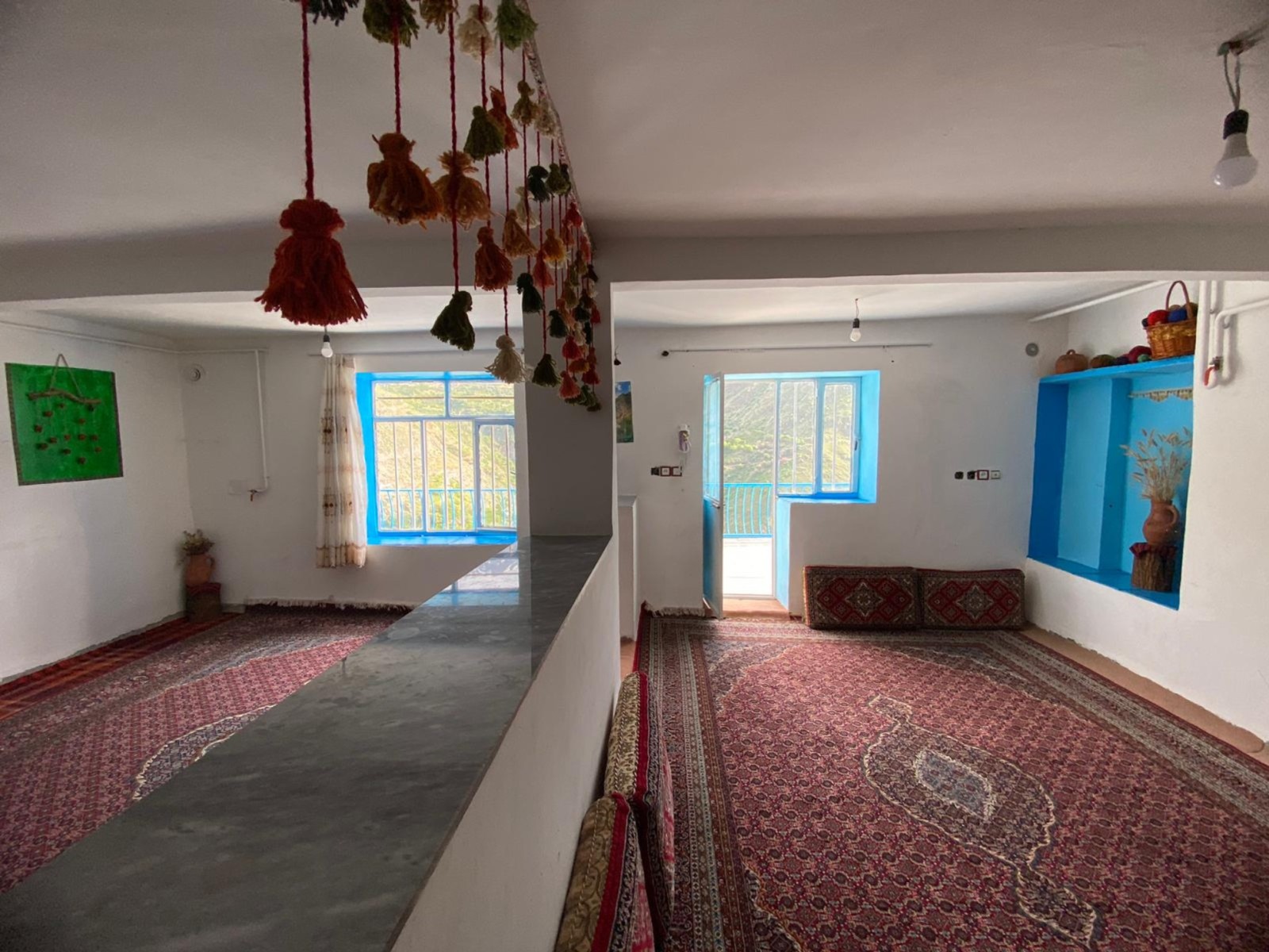 اتاق پذیرایی و آشپزخانه