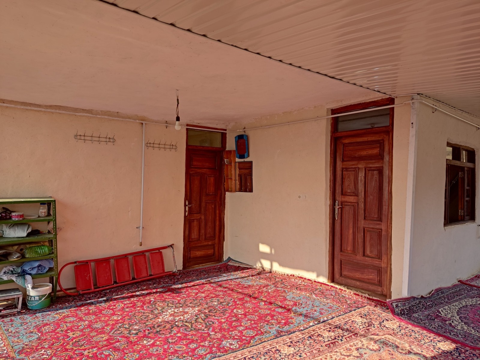 اتاق پذیرایی و آشپزخانه