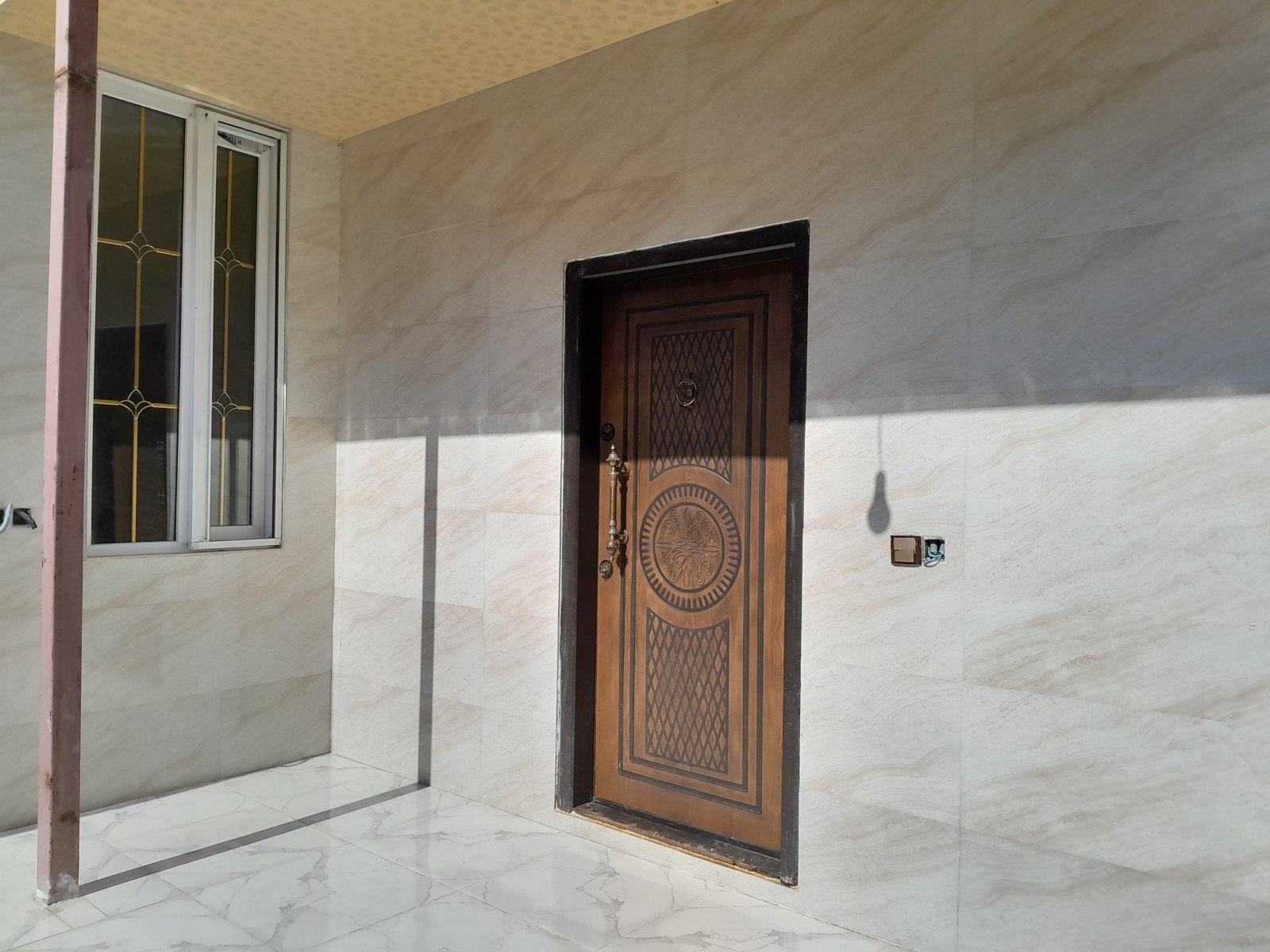 درب ورودی اقامتگاه