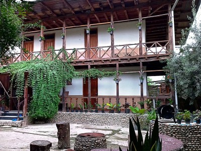 خانه سنتی دو طبقه خشتی و چوبی کاملا دربست