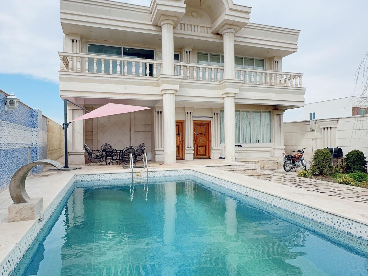 نمای بیرونی ساختمان