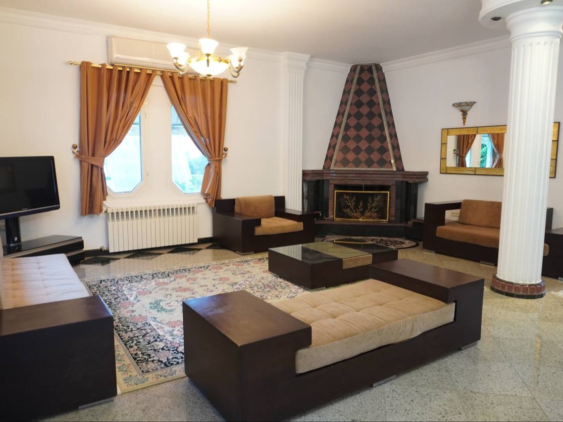 اتاق پذیرایی طبقه اول