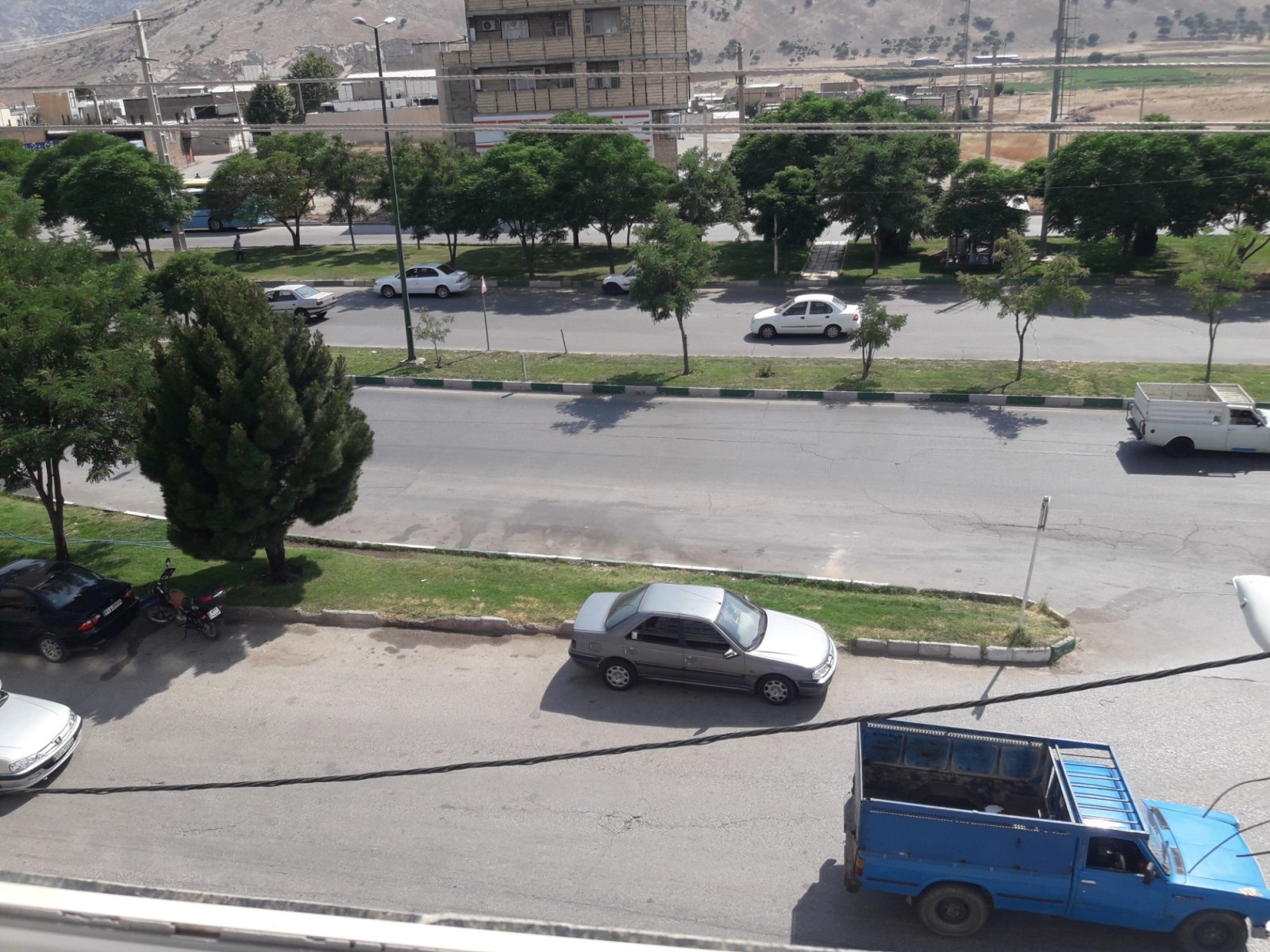 نمای بیرون از پشت پنجره