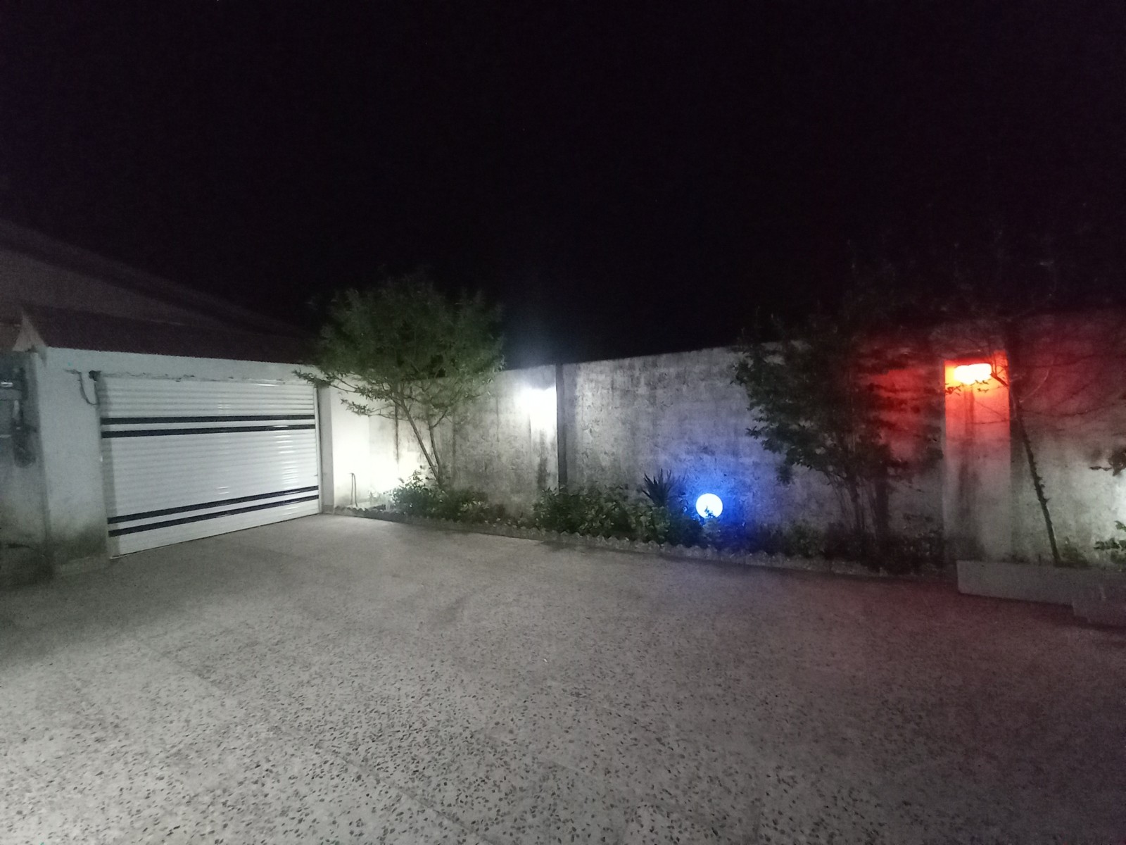 حیاط وپارکینگ