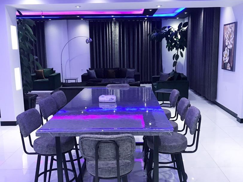 پذیرایی طبقه اول