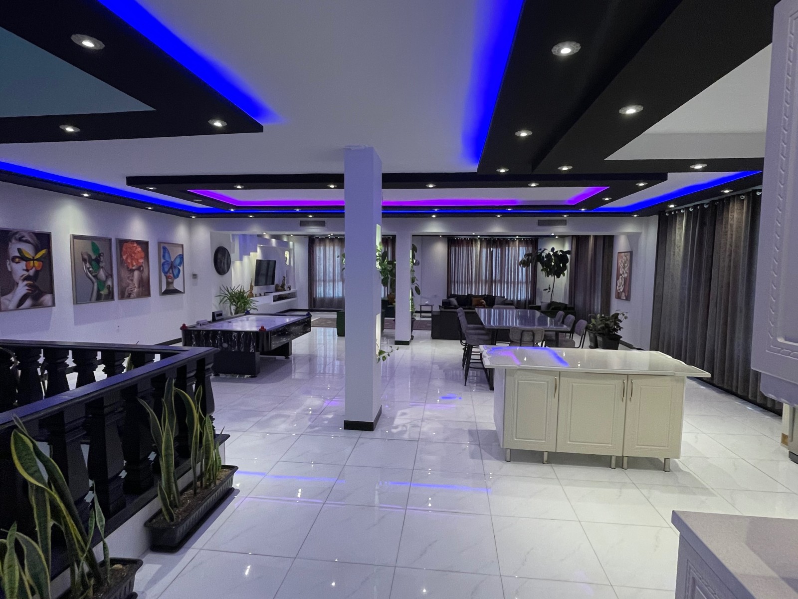 پذیرایی طبقه اول