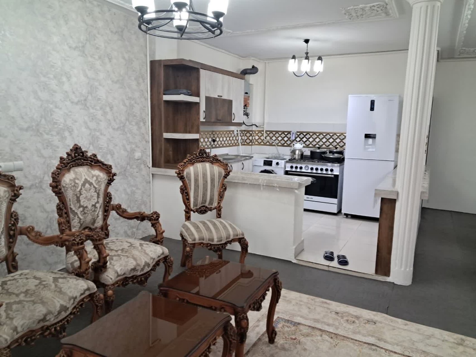 اتاق پذیرایی و آشپزخانه