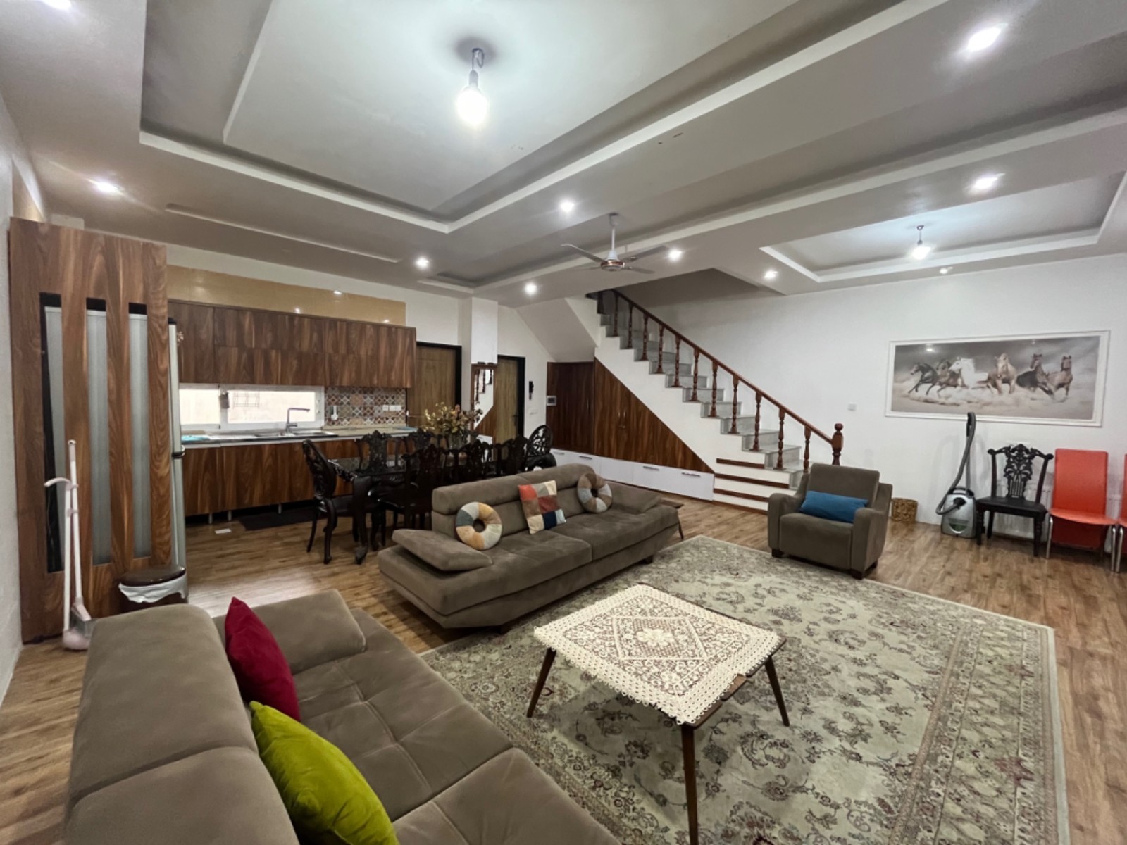 اتاق پذیرایی طبقه همکف