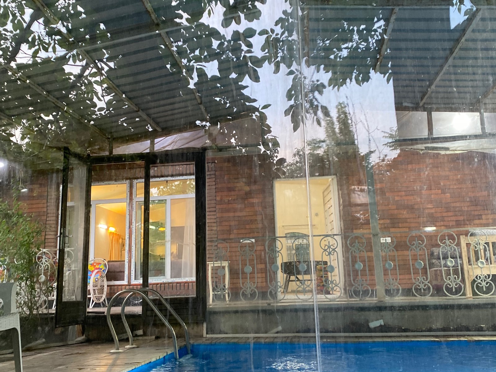 نمای اصلی ساختمان و استخر