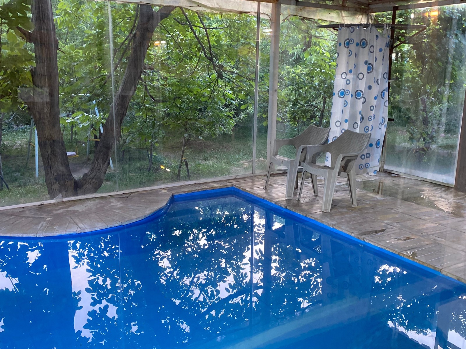 دوش داخل استخر