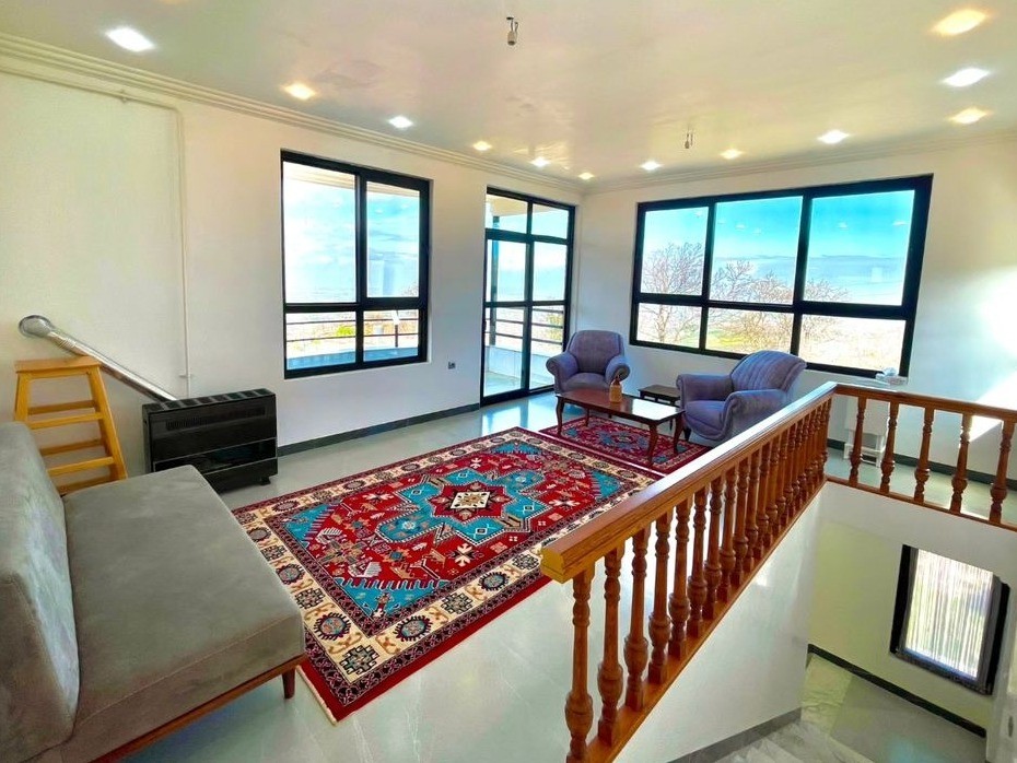 اتاق پذیرایی طبقه اول اتاق پذیرایی طبقه اول