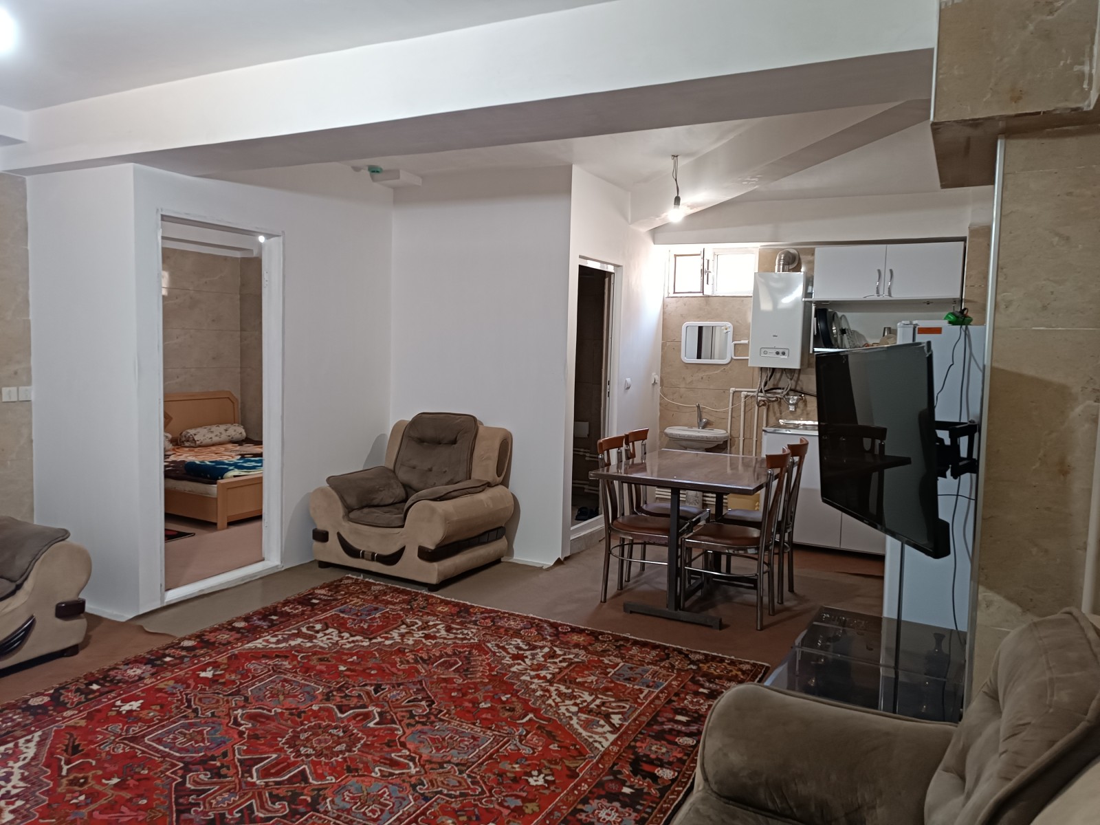 اتاق پذیرایی و آشپزخانه