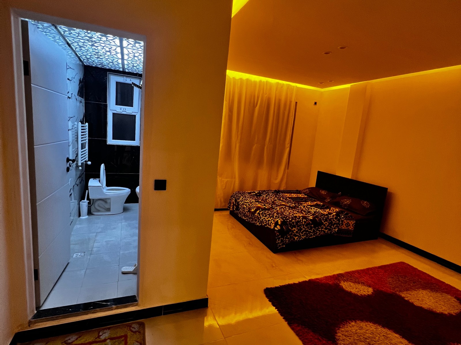 اتاق و مستر با نورپردازی