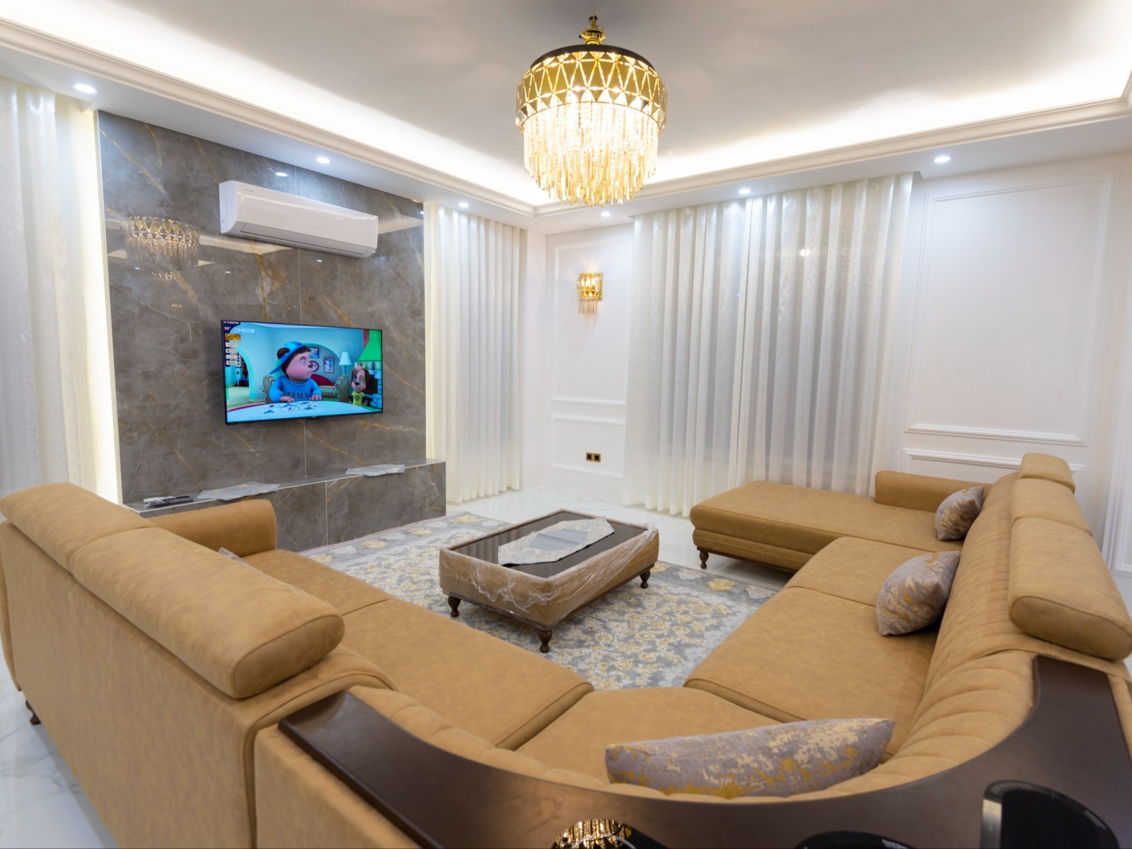 اتاق پذیرایی طبقه اول