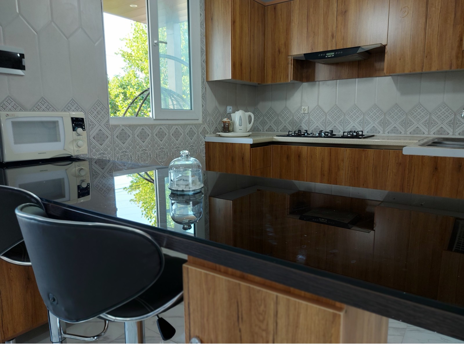 آشپزخانه ( کابینت ، اجاق ، هود ، چایساز و ماکروفر