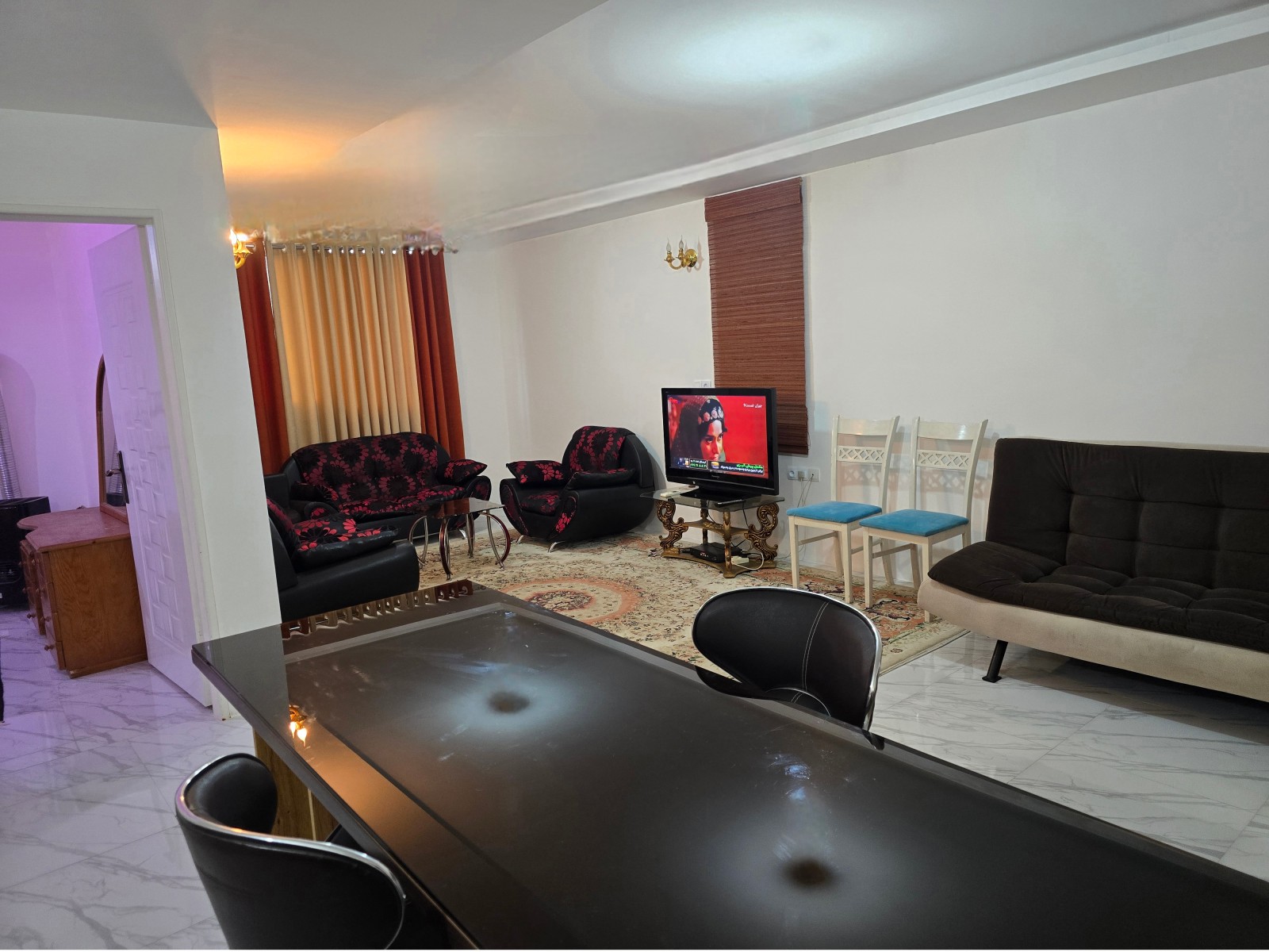 اتاق پذیرایی و نمایی از میز اپن آشپزخانه طبقه پایین