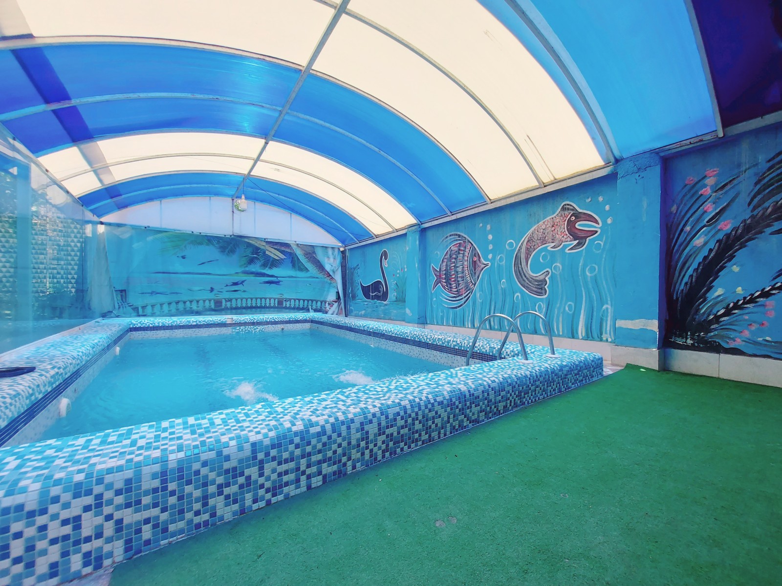 استخر سر پوشیده استخر سر پوشیده