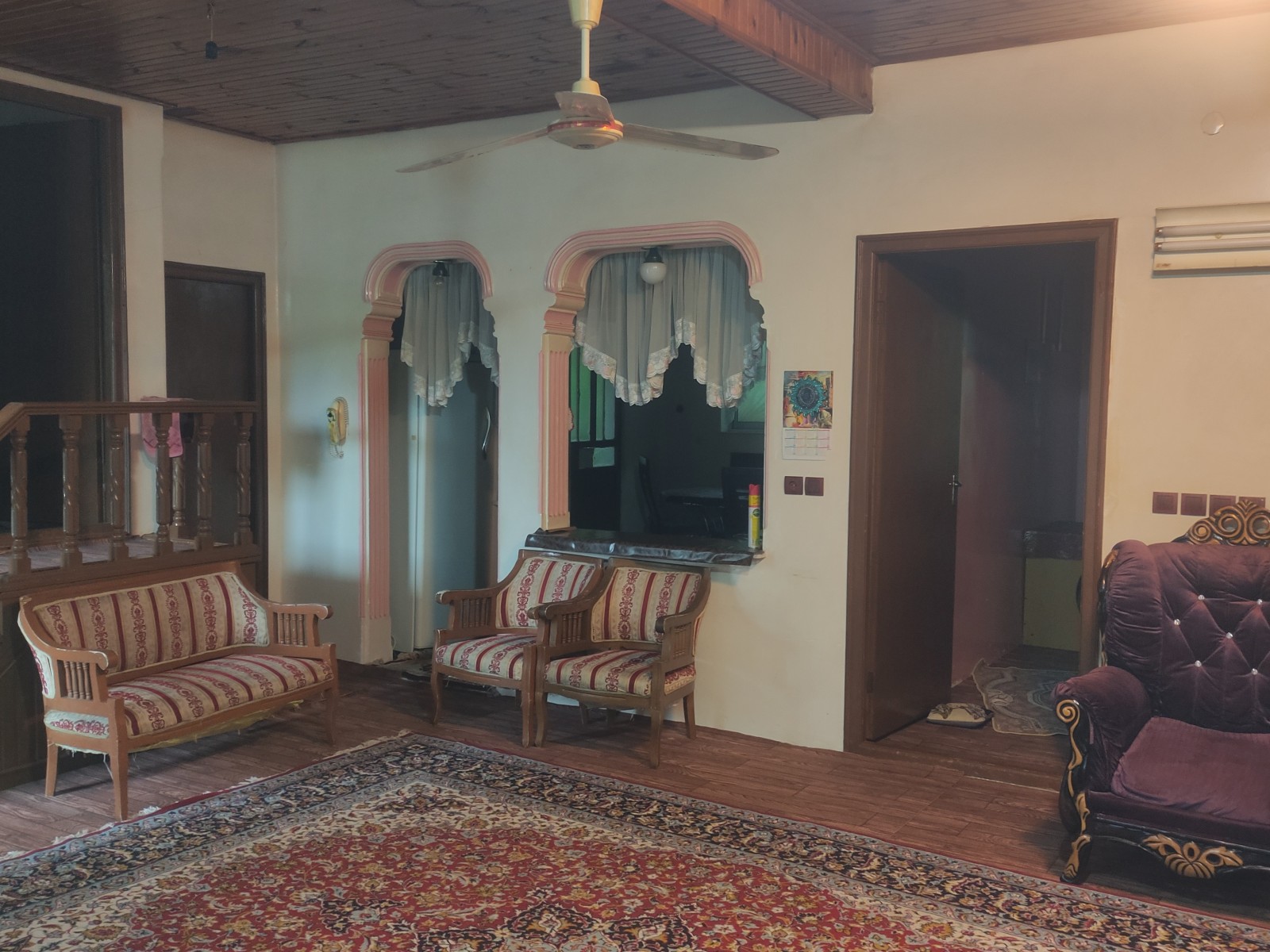 دارای کولر و پنکه سقفی